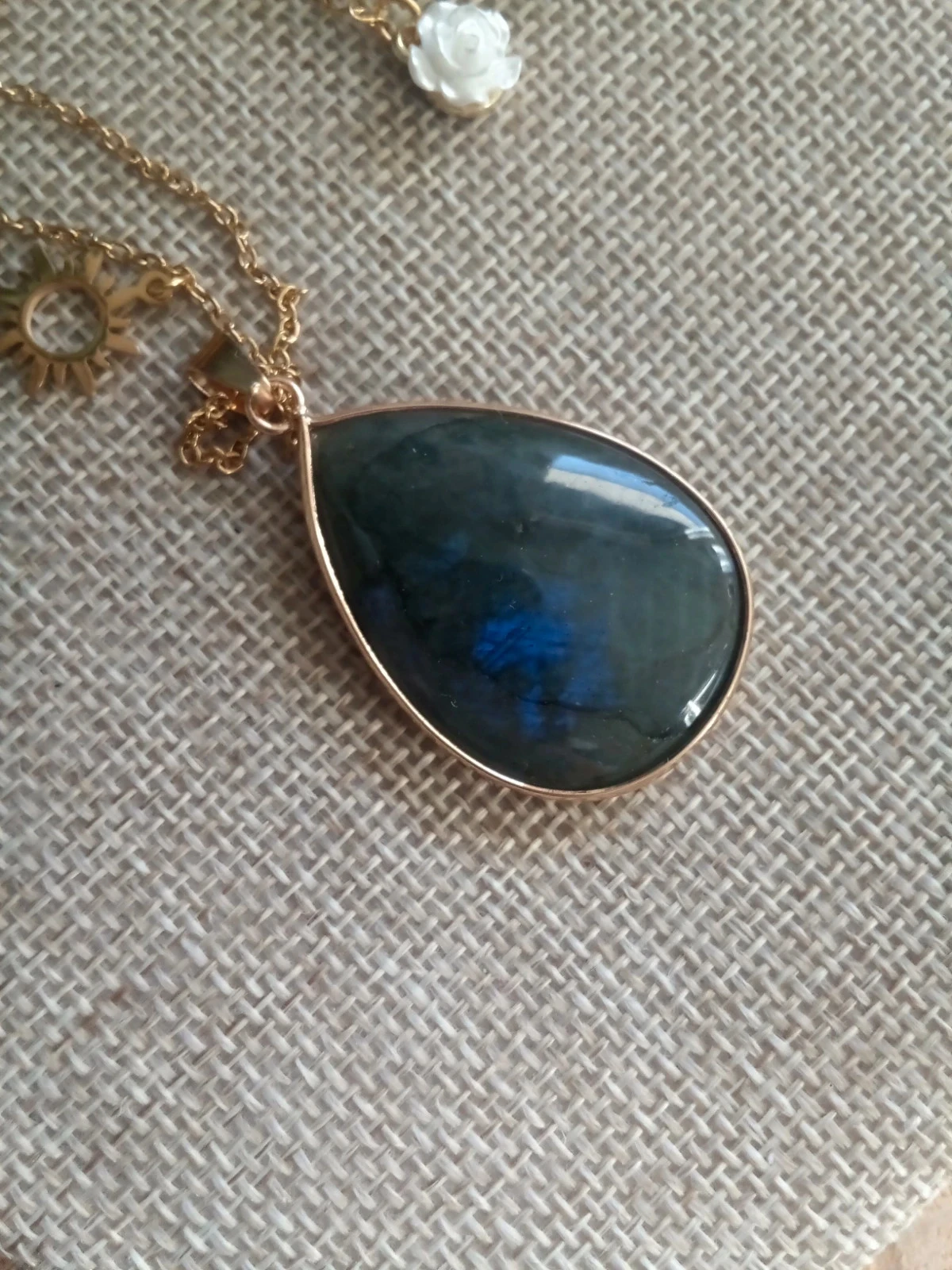 Collier avec pendentif en pierre de labradorite à reflets bleutés – photo 2